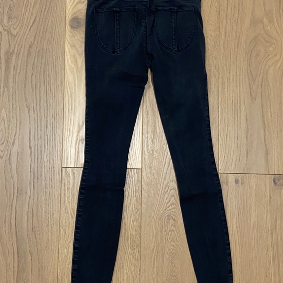 Women's Abercrombie & Fitch Mid Rise Black Skinny Jeans with Distressed Knees - Picture 4 of 6